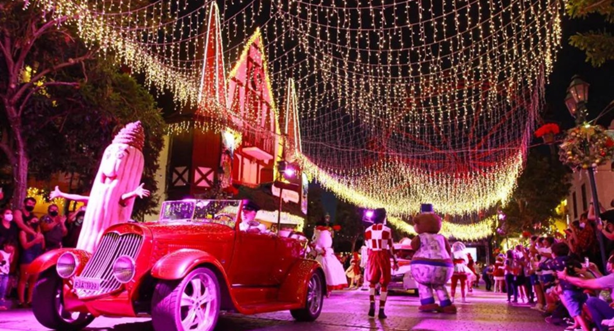 Parada tem aproximadamente 90 minutos de duração e apresenta uma narrativa dividida em três momentos que estruturam o espetáculo