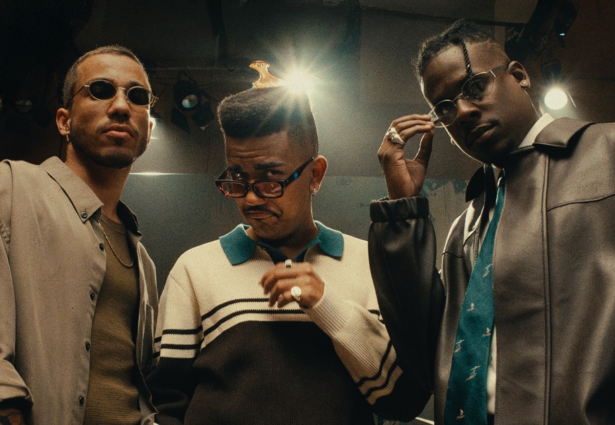 Formado por Anchietx, Cupertino e Leo Guima, o grupo vem conquistando público e crítica com sua mistura de Soul, MPB, R&B e Pop