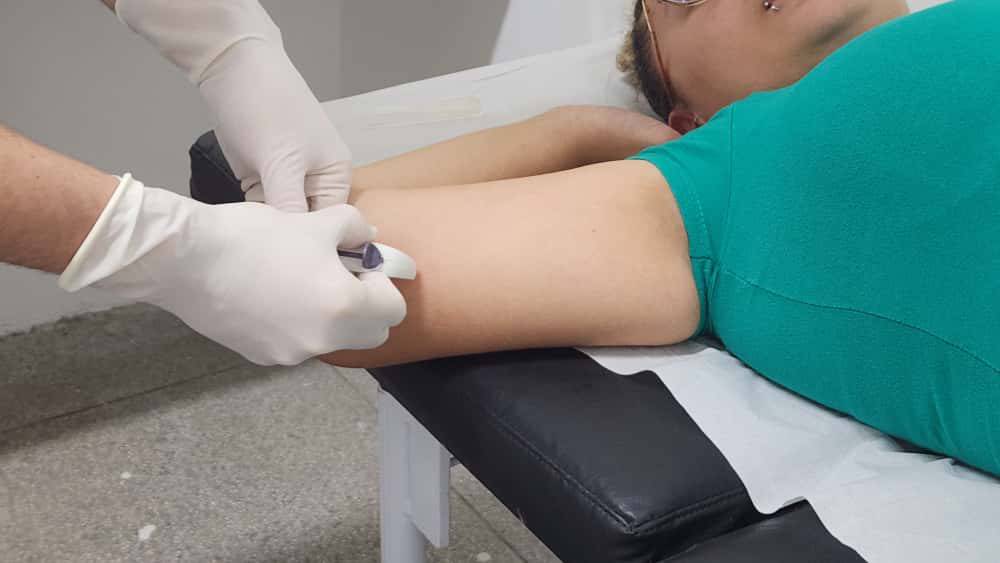 Durante a ação, as jovens participaram de testes rápidos de HIV, sífilis e gravidez, além de uma aula educativa conduzida por profissionais de saúde