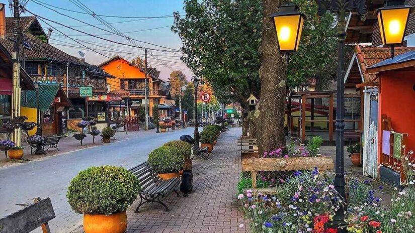 Se você sonha em viver a experiência charmosa de Gramado com clima frio, chalés, fondue e um centrinho aconchegante, mas sem gastar tanto, Monte Verde pode ser o destino perfeito.