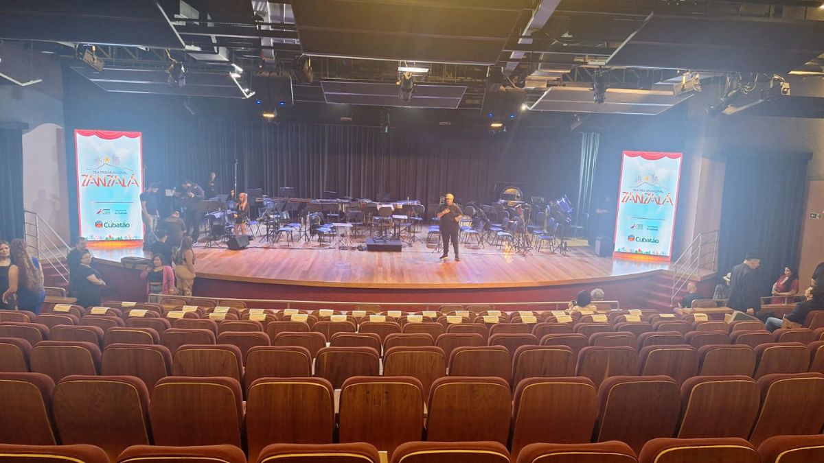 A cerimônia de entrega reuniu autoridades municipais, artistas e representantes de coletivos culturais