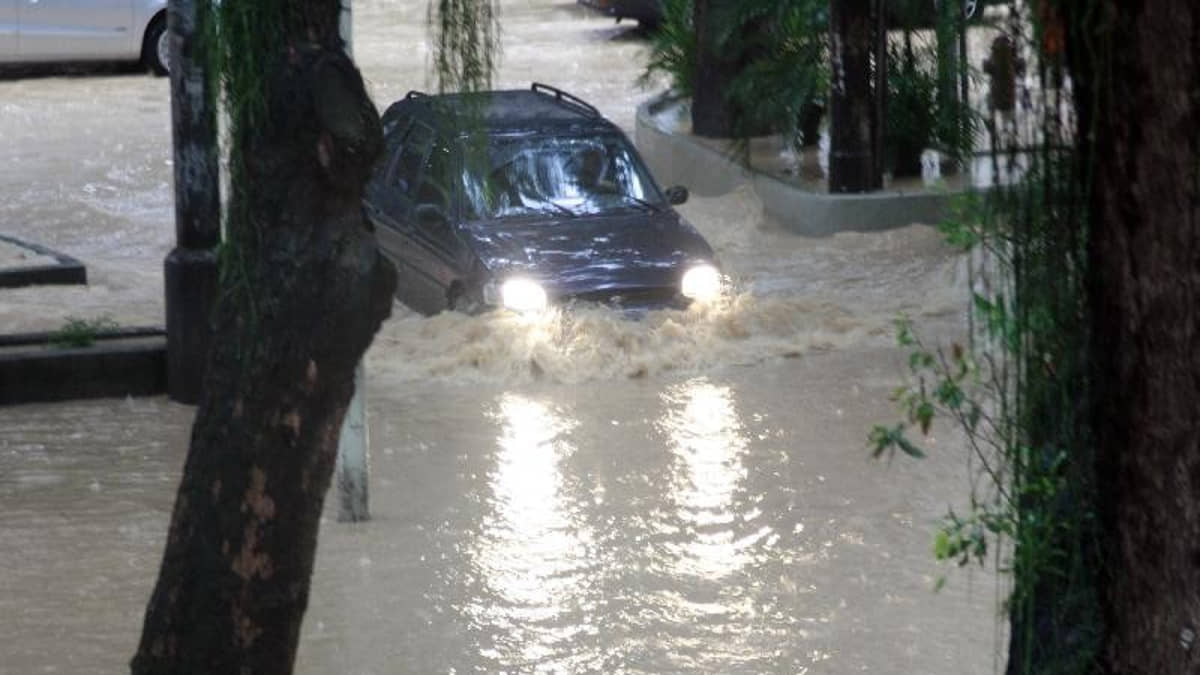 Motorista se arrisca e tenta passar com carro em rua alagada