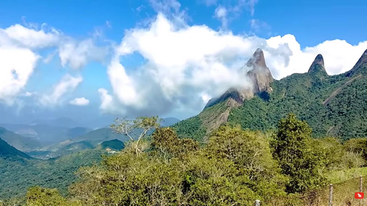 O município também oferece vistas panorâmicas no Mirante do Soberbo, compras e gastronomia na Feirinha do Alto e passeios tranquilos pela Granja Comary, sede da Seleção Brasileira