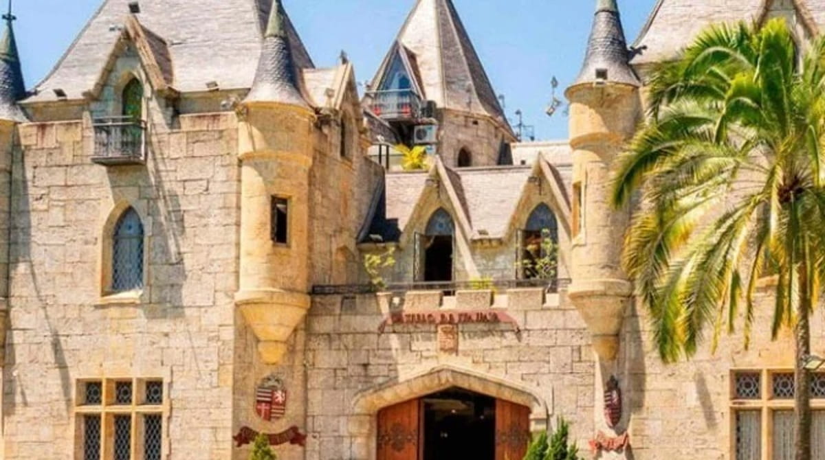 O Castelo de Itaipava é conhecido por ser o único castelo medieval das Américas construído inteiramente com pedras talhadas à mão