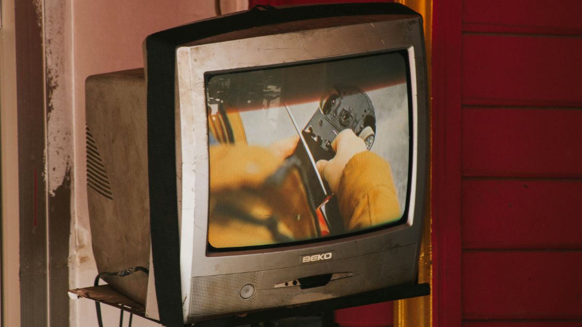 A reutilização das TVs está se popularizando, dando origem a luminárias, minibares e até console