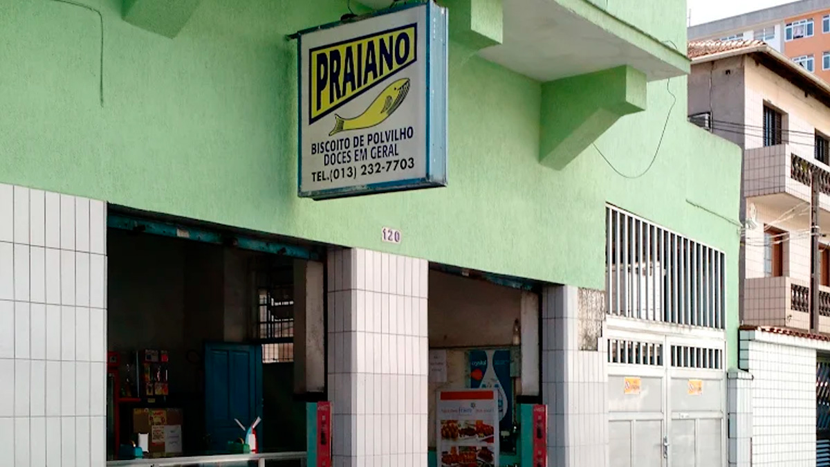 Na lojinha simples, com balcão de madeira e a tradicional placa exibindo o número de telefone, o aroma dos pacotes recém-preparados anuncia um sabor que marcou gerações: o do biscoito Praiano.