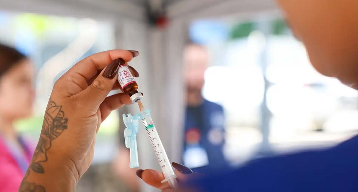 Embora os números de casos não indiquem um agravamento regional, a cobertura vacinal contra meningite está longe de alcançar o patamar recomendado pelo Ministério da Saúde