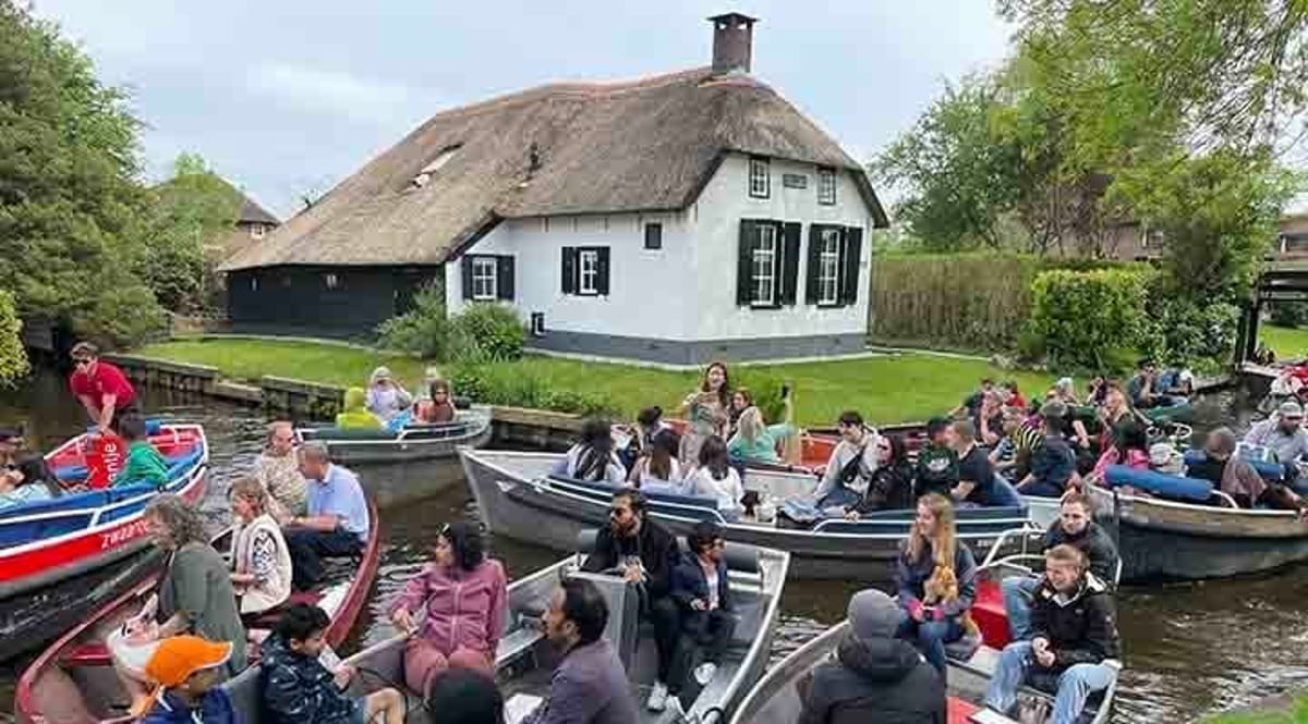 A característica que mais chama atenção em Giethoorn é sua impressionante estrutura aquática: são mais de 7,5 km de canais, conectados por cerca de 180 pontes de madeira
