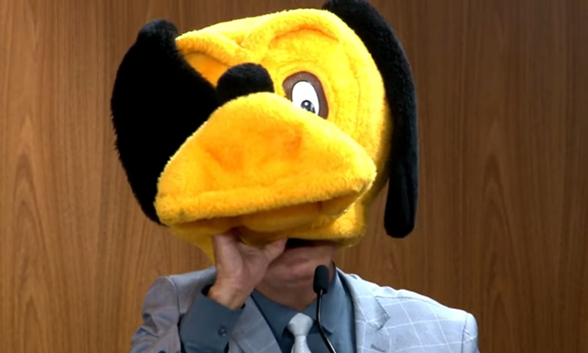 Vereador se revolta com anúncio de Centro de Especialidades e se fantasia durante a sessão