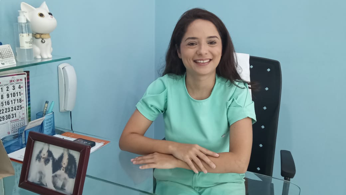 Lais Belli utiliza uma técnica inovadora para recuperar visão de gatos e cães em Itanhaém