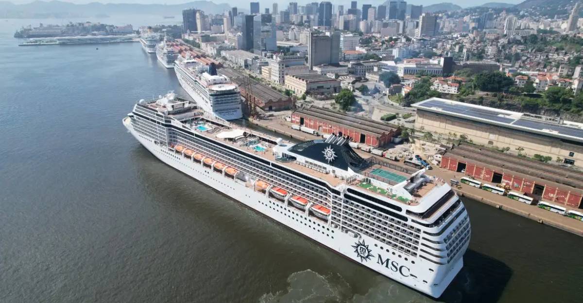 isitantes de outras cidades da região também tentam chegar à praia para assistir ao espetáculo marítimo