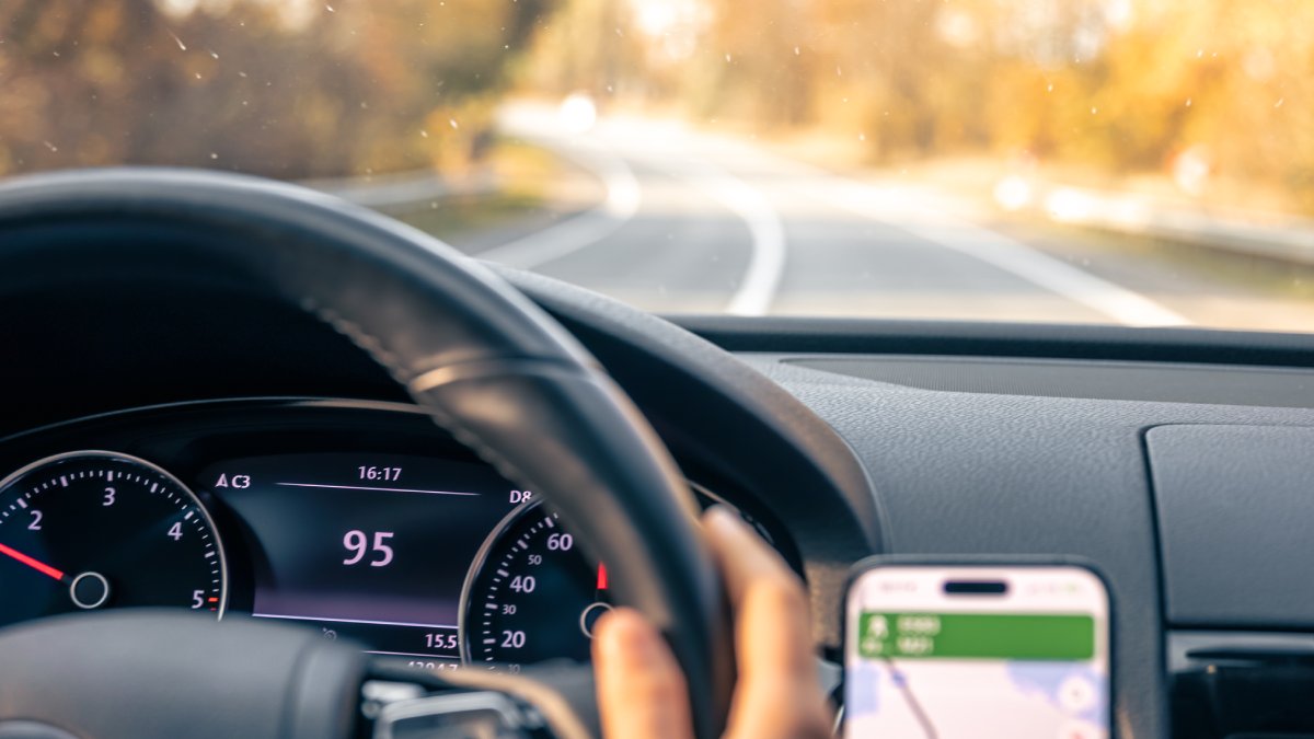 Se o motorista ultrapassa o limite indicado, o sistema emite alertas sonoros e visuais para alertá-lo e permitir a correção da velocidade