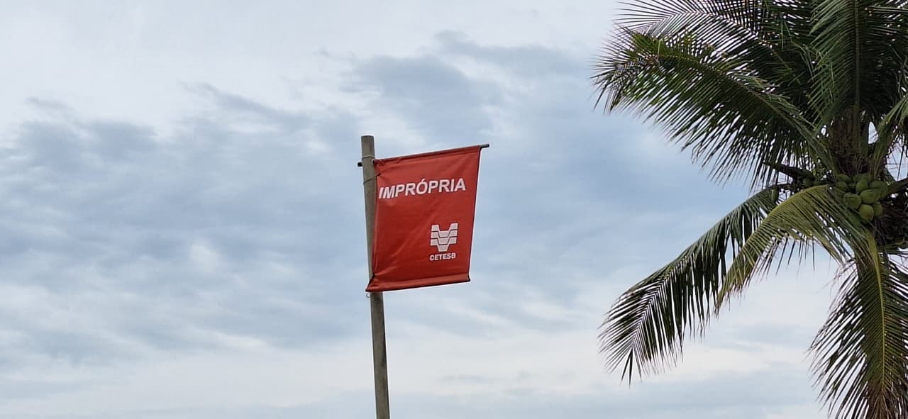 O cenário preocupa moradores e turistas, especialmente em duas cidades que dependem fortemente do turismo de verão e da ocupação intensa das praias ao longo do ano