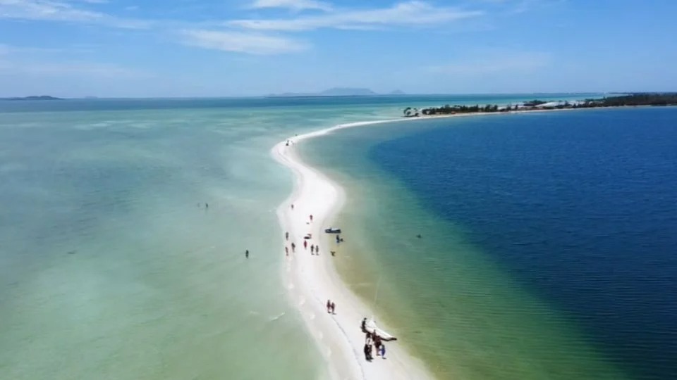 Localizada no bairro de Figueira, às margens da Lagoa de Araruama, a praia lagunar se tornou um dos lugares mais procurados por turistas, fotógrafos e amantes da natureza