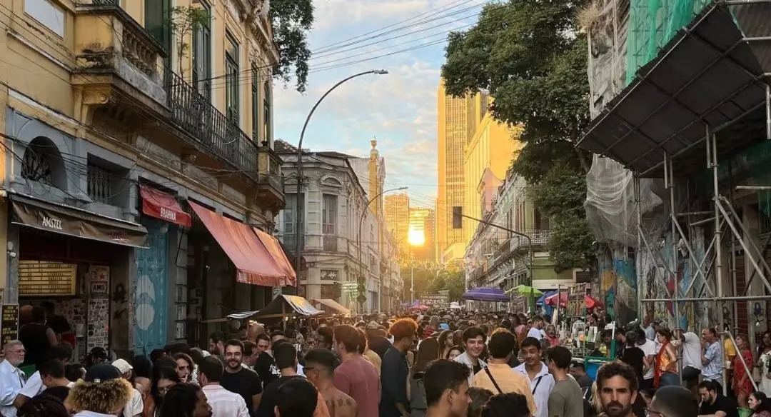 O charme do endereço está na convivência entre antigos casarões, bares tradicionais, restaurantes autorais e uma cena cultural em plena expansão