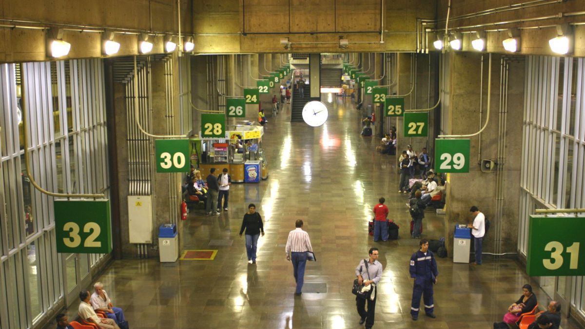 Movimento intenso marca os terminais rodoviários de São Paulo às vésperas do Natal, com reforço na frota e milhares de embarques previstos até o dia 26