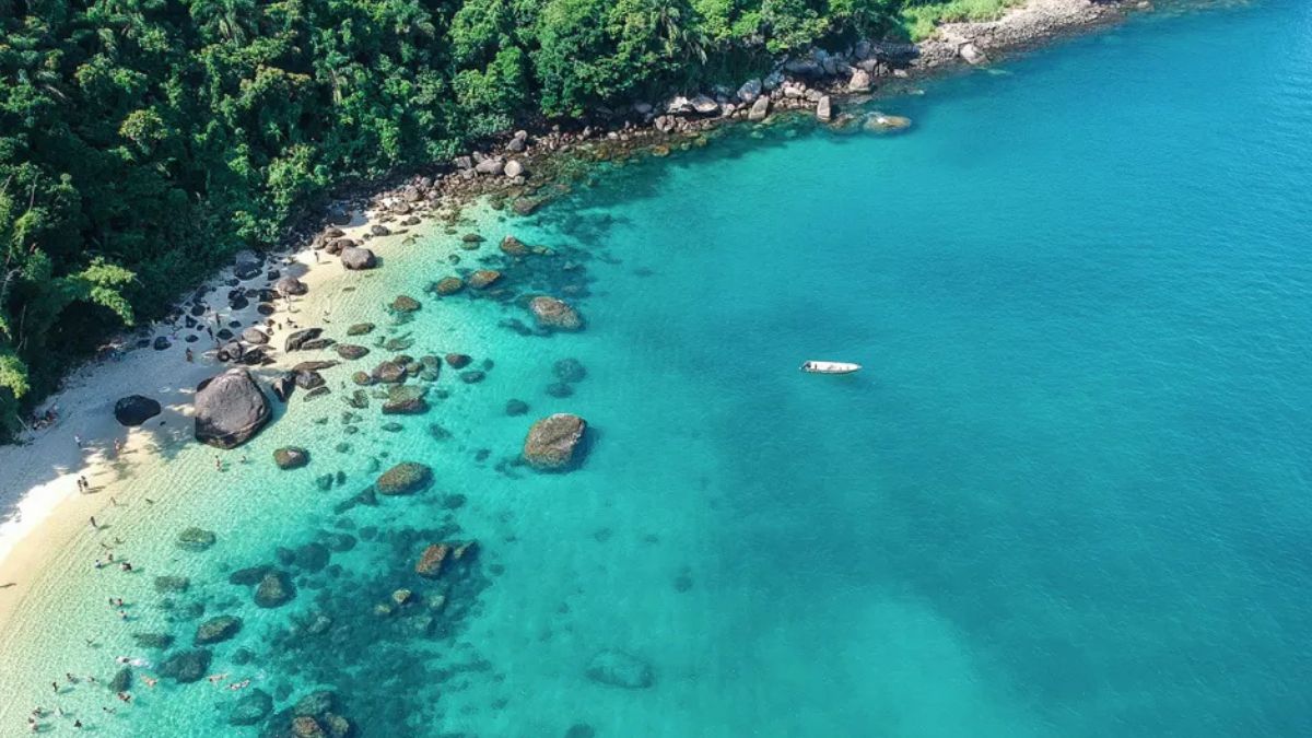 Município detém 1% da costa brasileira, mas sua sucessão de enseadas e ilhas garante um recorde geográfico surpreendente no país.