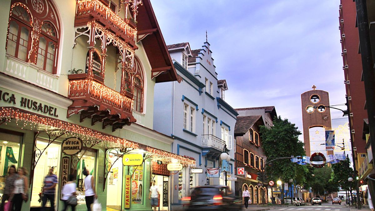 Atmosfera natalina toma conta do centro e inaugura um período de celebrações que segue até 2026