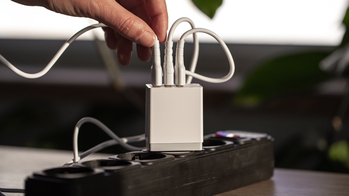 O consumo existe, é baixo, mas pode acumular ao longo do tempo