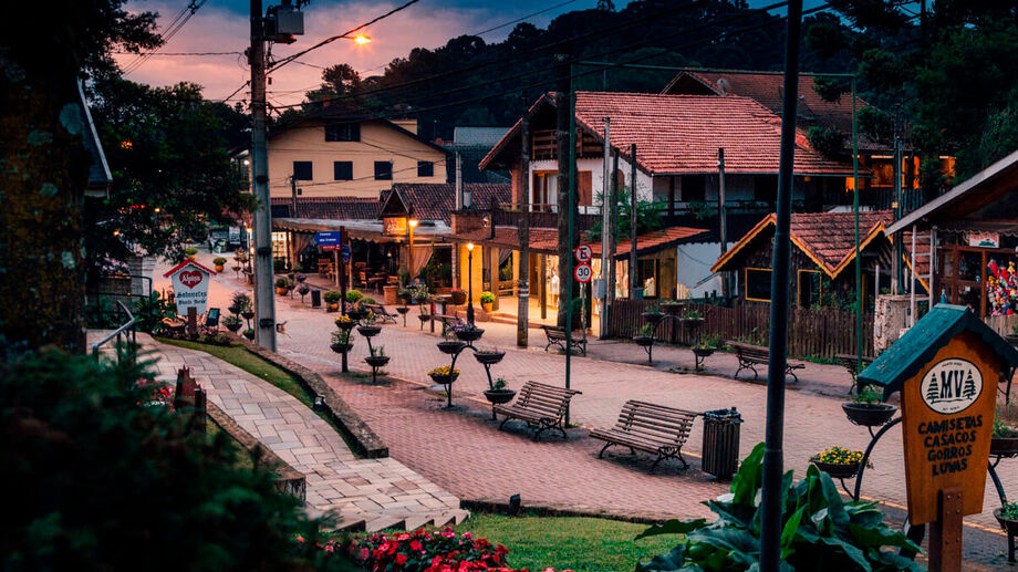 Se você sonha em viver a experiência charmosa de Campos com clima frio, chalés, fondue e um centrinho aconchegante, mas sem gastar tanto, Monte Verde pode ser o destino perfeito.