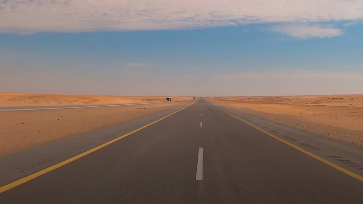 A maior rodovia completamente reta do mundo fica em um cenário quase surreal