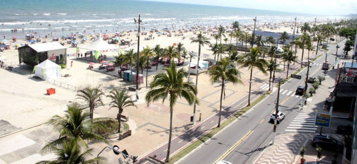 Com vista para o mar e para a ampla faixa de areia, o trajeto é ladeado por quiosques, restaurantes, coqueiros e outras espécies de vegetação, criando um ambiente convidativo ao bem-estar