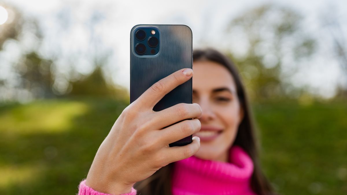 Especialistas em segurança digital alertam que certos aplicativos conseguem ativar a câmera do smartphone mesmo fora da tela