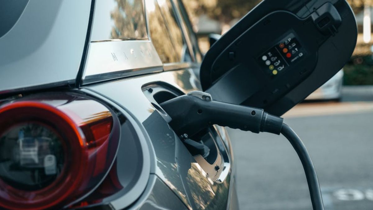 Carregar os carros elétricos pode ser um desafio durante uma viagem, por conta da localização dos pontos de recargar
