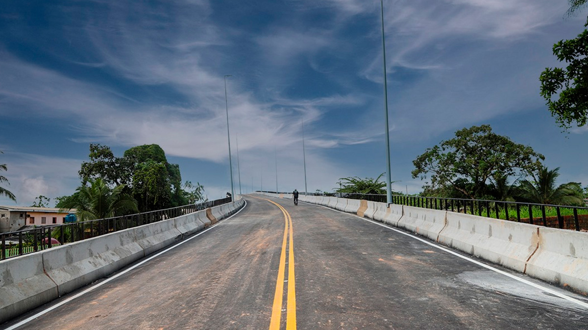 Enquanto grande parte do Brasil já entra na noite, moradores de Rio Branco, capital do Acre, ainda aproveitam a claridade do dia.