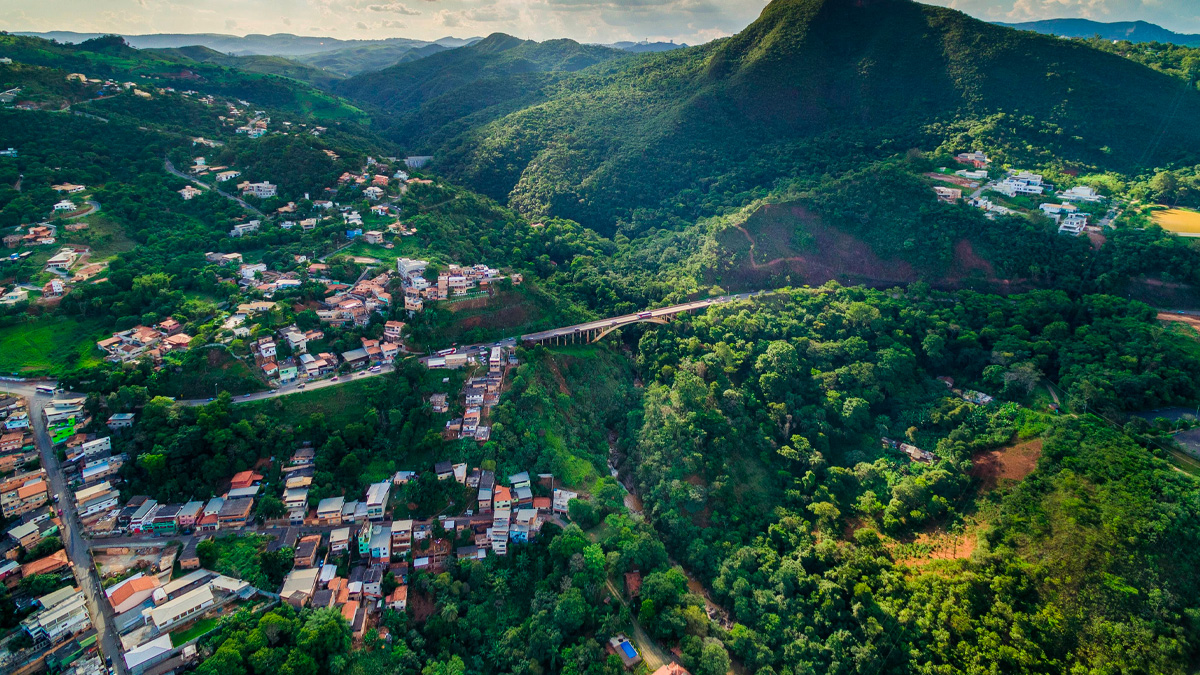 A desigualdade de renda no Brasil segue profunda e visível quando analisada município por município