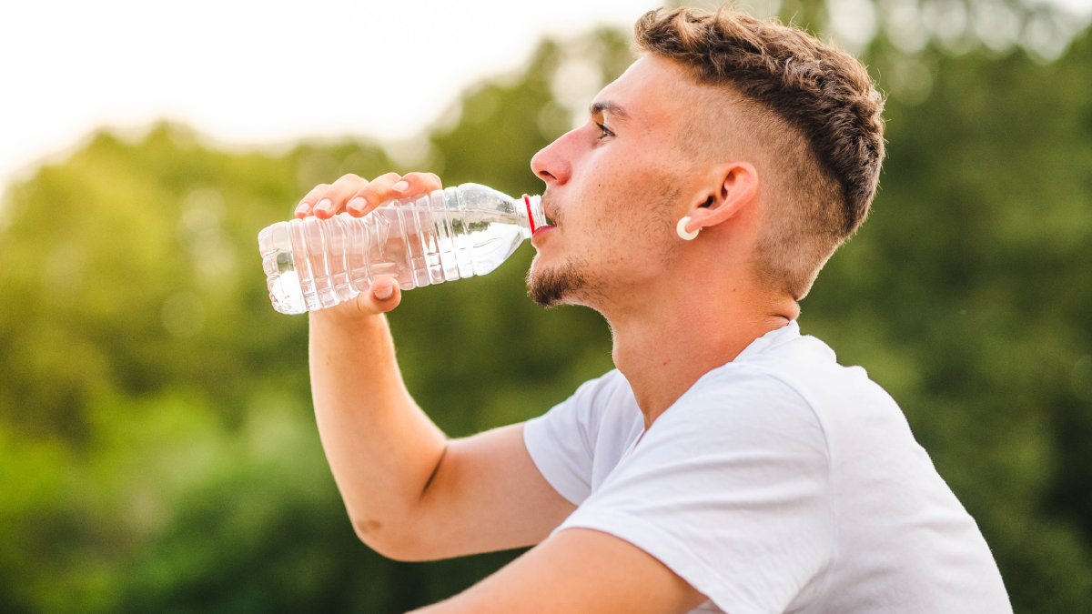 Peso, idade e rotina definem quanto de água faz sentido beber