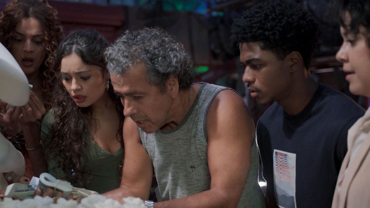 A fortuna escondida na escultura promete mexer com os planos de todos os envolvidos.