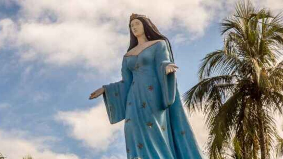 Fiéis e turistas se reúnem na Praia do Centro para as homenagens à Iemanjá, tradição que atravessa gerações em Caraguatatuba