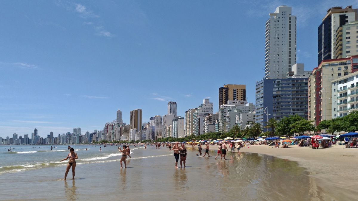 Destino badalado esconde problemas ambientais que colocaram a praia no topo da lista das mais decepcionantes