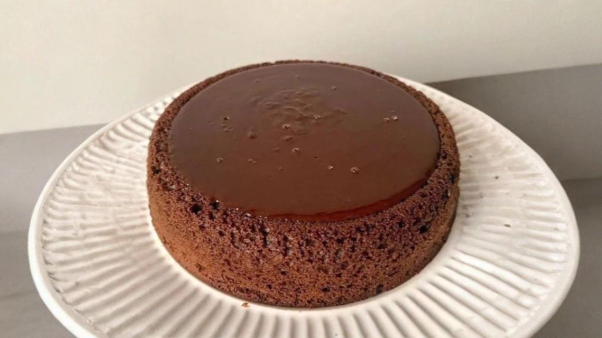 Bolo piscina de chocolate sem glúten combina massa fofinha, cobertura cremosa e muito sabor, em uma receita prática pronta em apenas 35 minutos