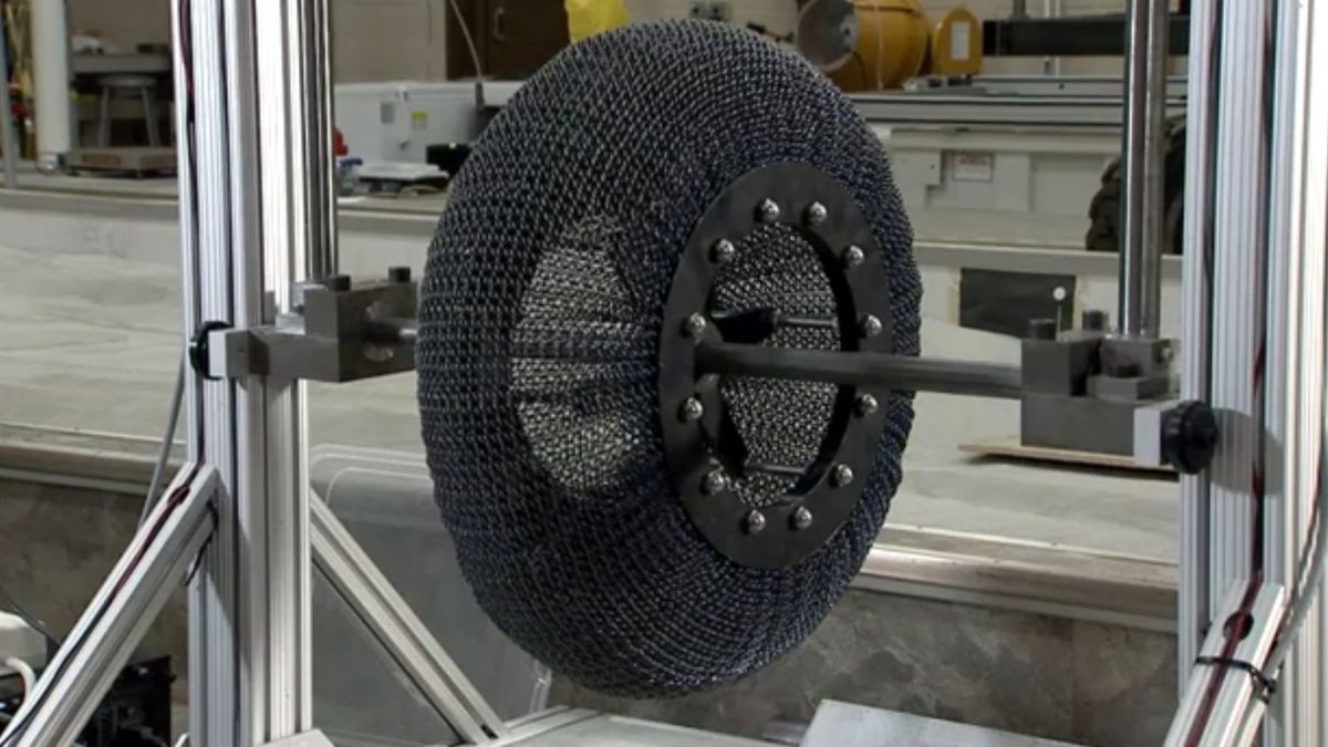 A tecnologia surgiu em pesquisas da NASA voltadas para a locomoção de veículos em terrenos extraterrestres