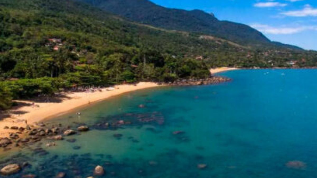 Conheça a Praia do Julião, o paraíso de águas turquesas em Ilhabela