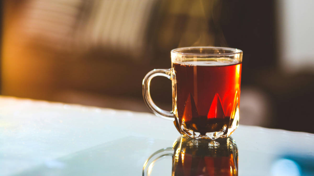 Com antioxidantes e cafeína, chá verde aparece como base de bebida detox com preparo rápido em casa.