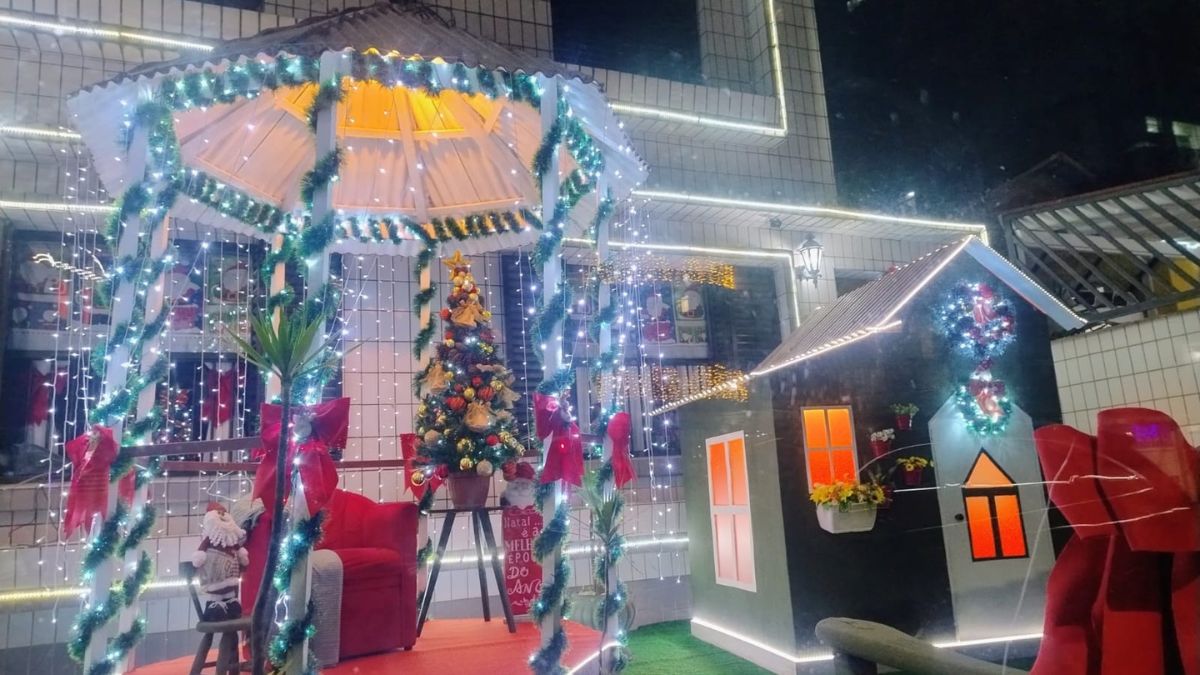 Prédio no litoral de SP cria vila inteira de Natal na calçada