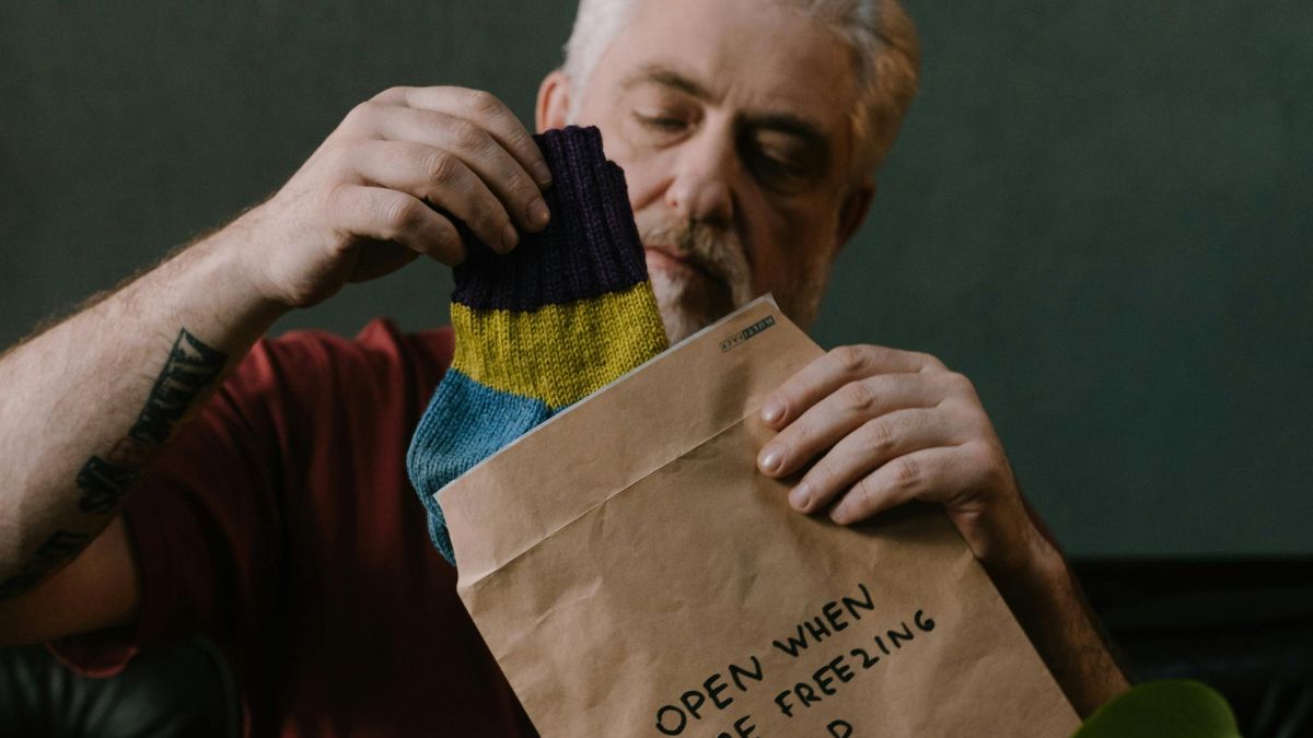 A troca de presentes surpresa entre colegas é uma prática comum, mas nem todos gostam de participar