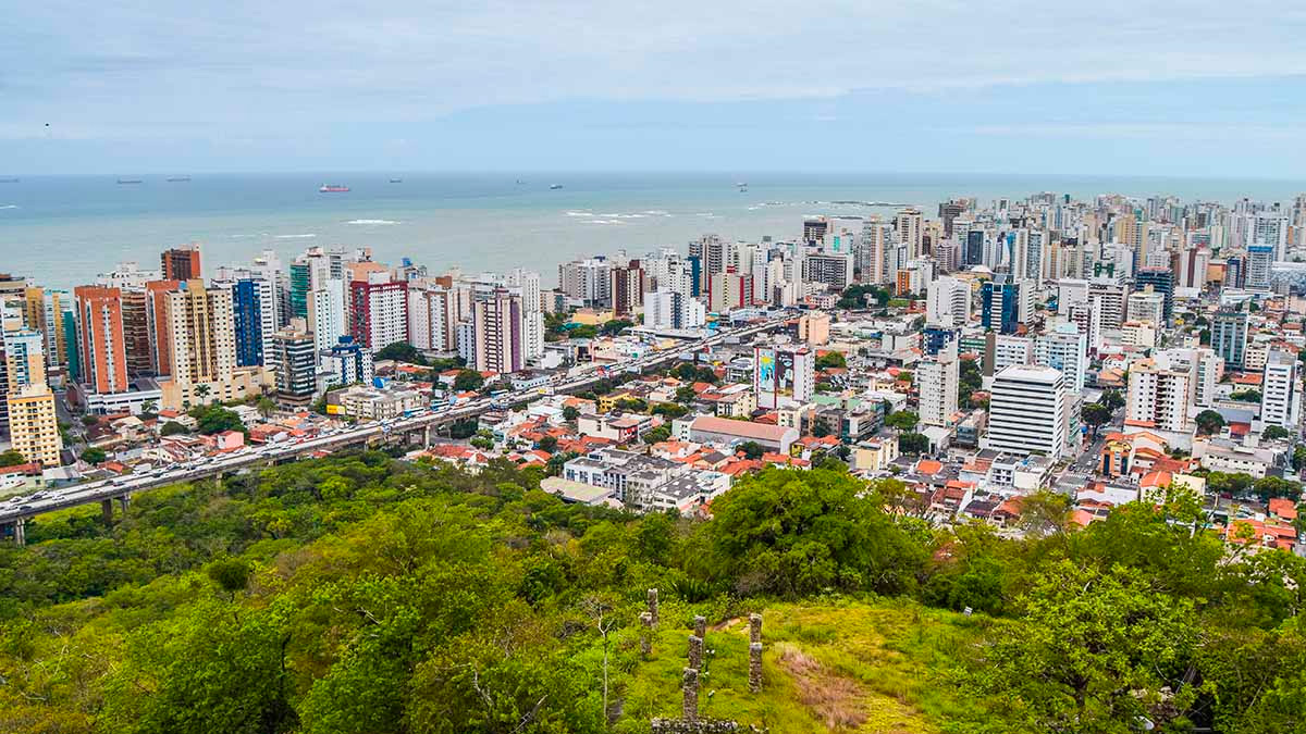 O Brasil tem centenas de cidades litorâneas, mas apenas algumas conseguem equilibrar natureza, segurança, serviços acessíveis e custo de