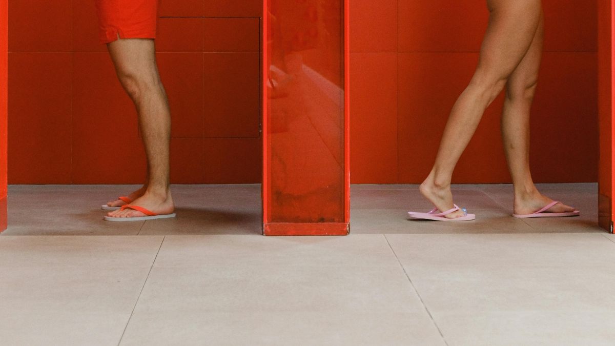 Toma banho descalço ou com chinelo é uma dúvida bem comum