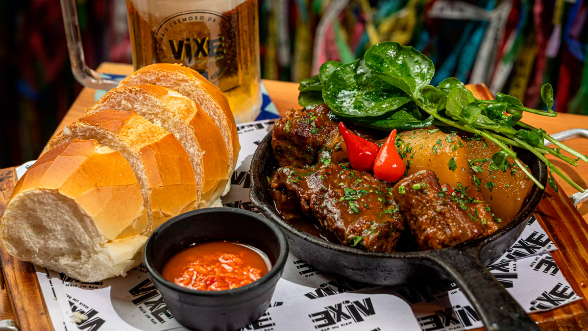 O petisco vencedor é servido com costela bovina, mandioca na manteiga, agrião, molho de pimenta e pão por R$ 59,90.