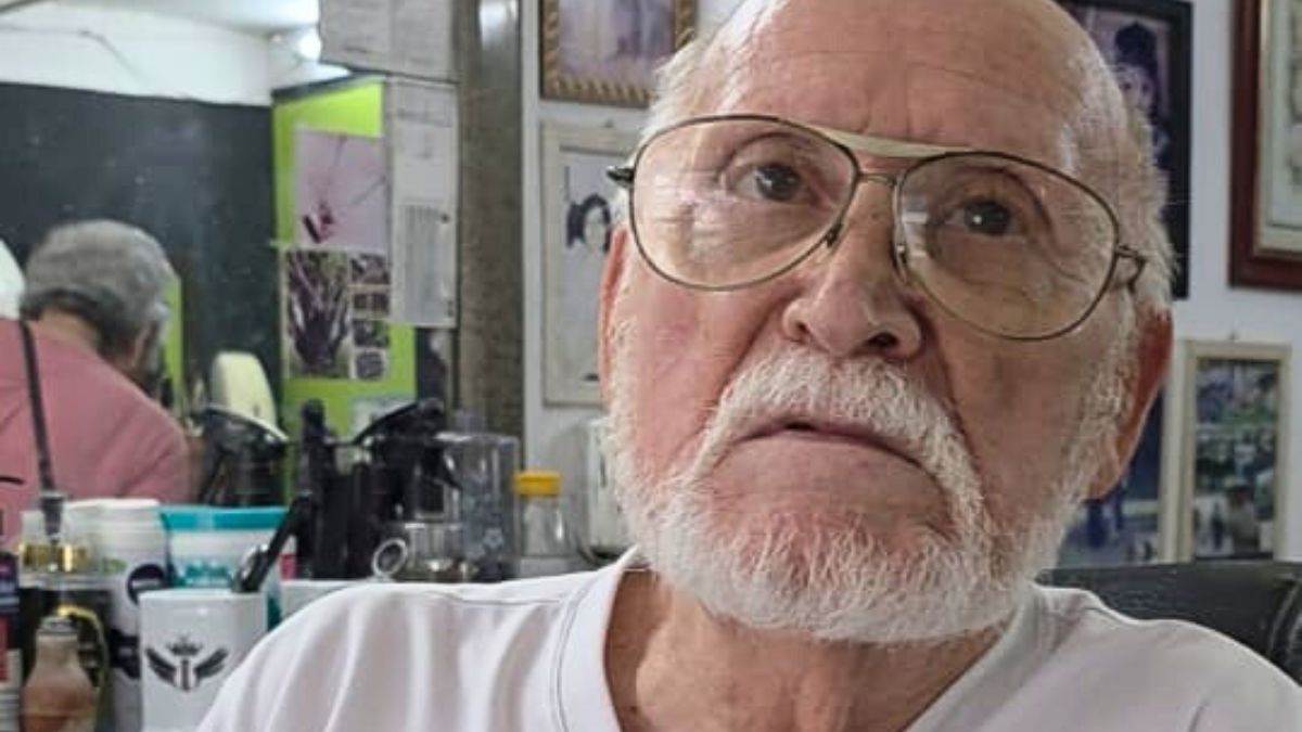 O barbeiro João, mais conhecido como Silvano, é uma figura de resistência no Boqueirão, em Praia Grande