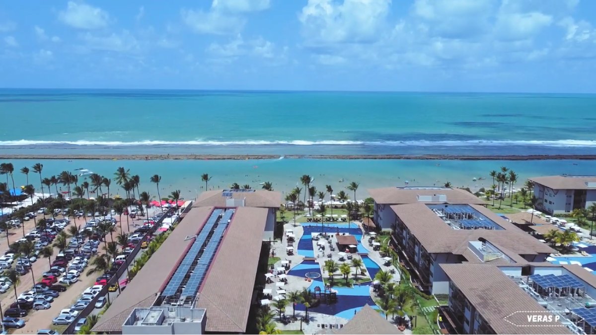 Destino em Pernambuco reúne mar calmo, arrecifes e paisagem impressionante