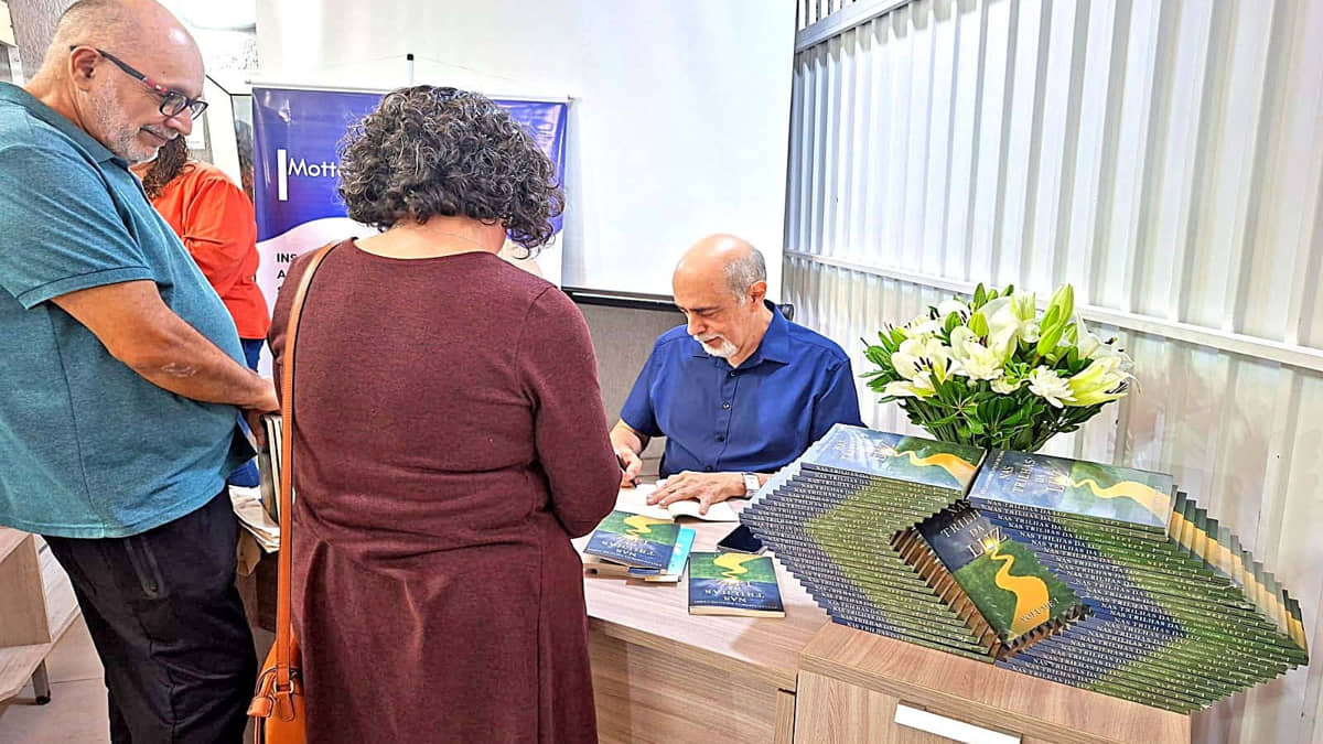 O médium Carlos Alberto Rey autografa seu novo livro, 'Nas Trilhas da Luz'