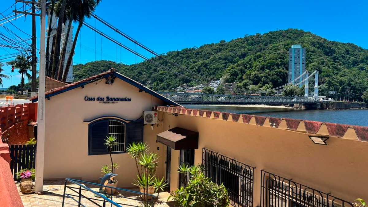 Se você busca uma experiência autêntica no Litoral paulista, a Casa das Bananadas, em São Vicente, ao lado da Ponte Pênsil, é uma parada essencial