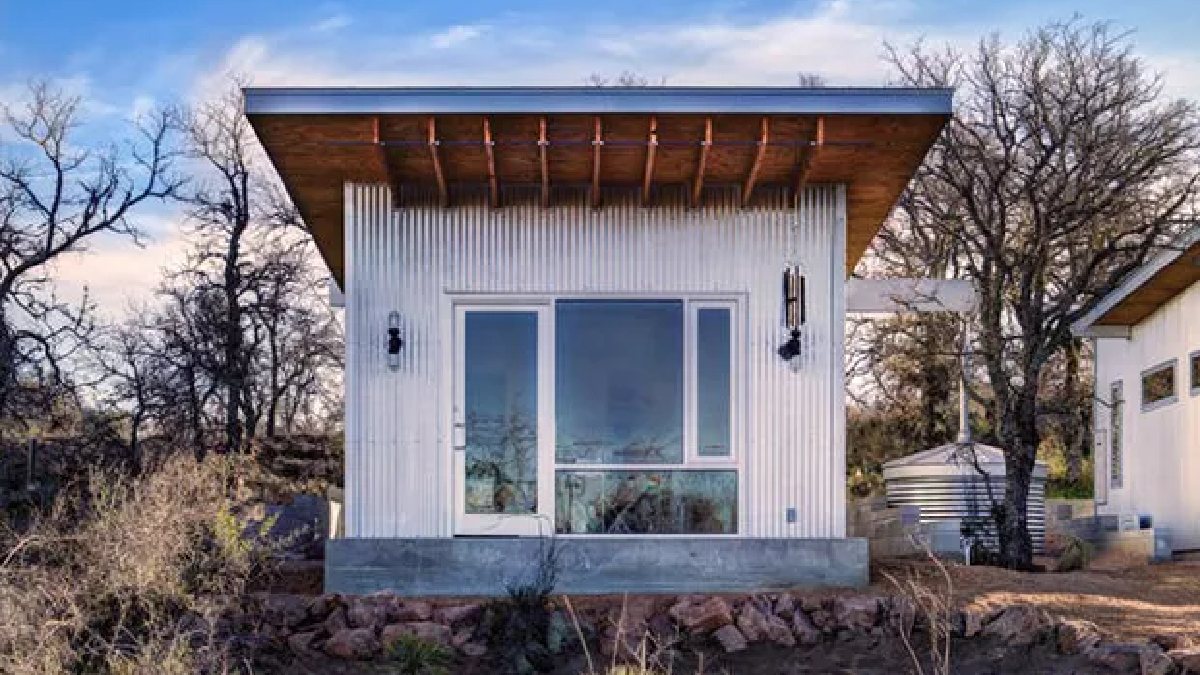 O interior dos chalés é de metal