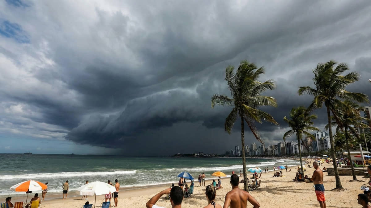 Frente fria se choca com massa de ar quente no litoral de SP causando tempestades severas