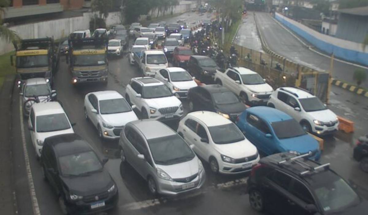 No sentido SantosGuarujá, os motoristas aguardam até 15 minutos para o embarque